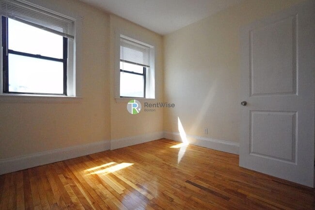 Building Photo - Harvard & Commonwealth 1bd/1ba