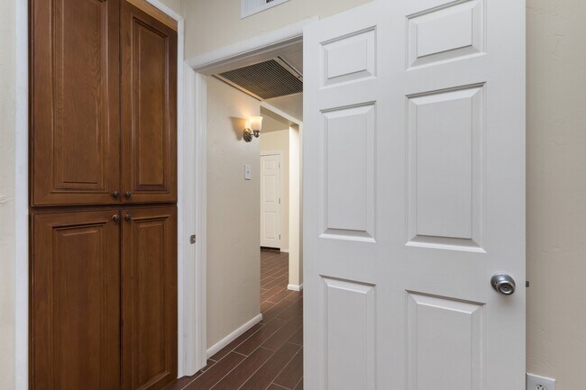 Foto del edificio - 1646 E Indianola Ave