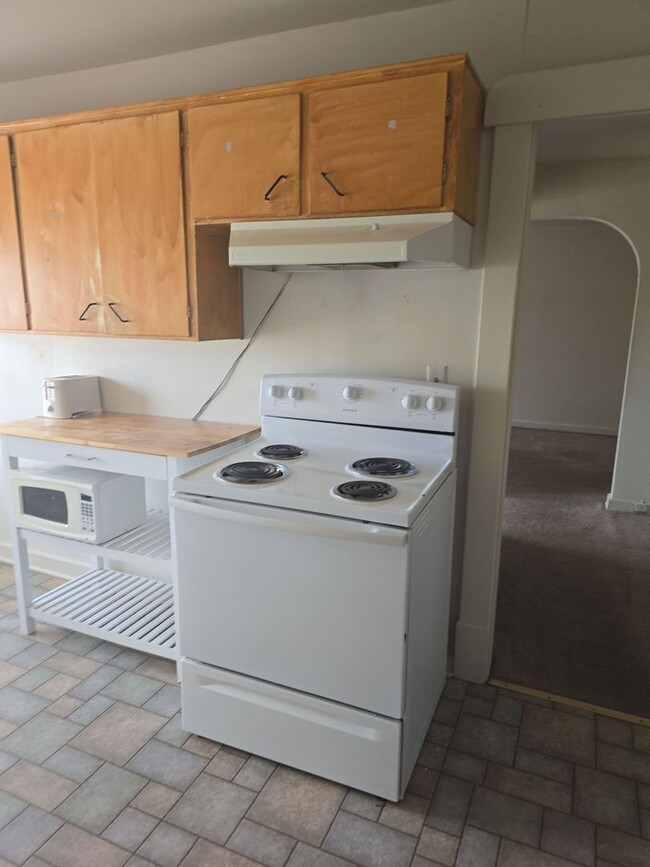 Building Photo - 2 bedroom, 1 bathroom Apartment! AUGUST 2025!