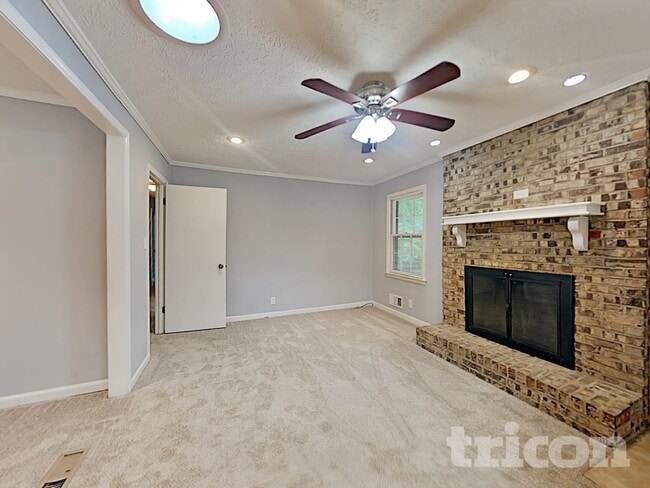 Building Photo - 430 Beaumont Dr SW