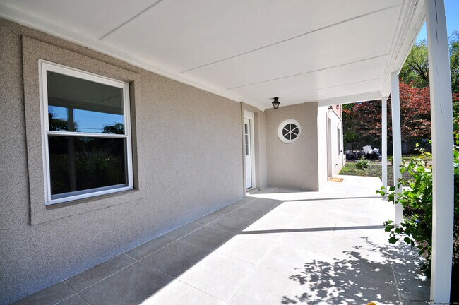 Building Photo - 1062 Pleasant Valley Rd