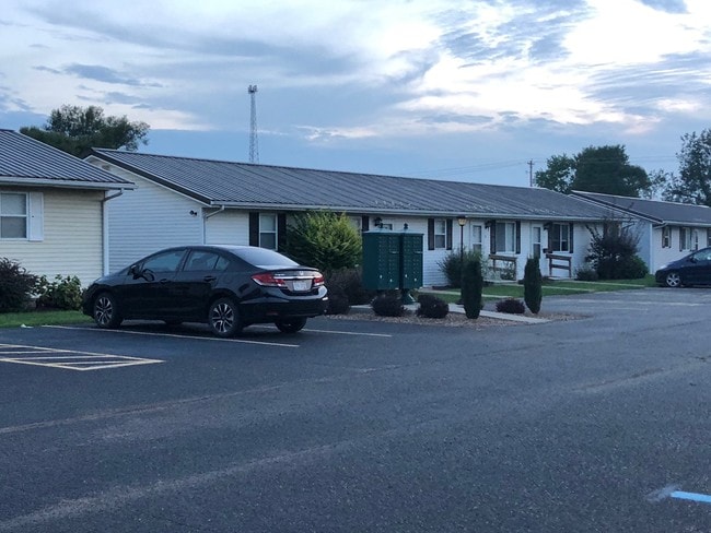 El ambiente vibrante de Patterson Park rebosa de actividad en medio de un entorno exuberante. - 109 N Plains Rd