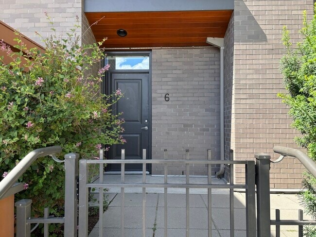 Building Photo - 1550 Dickson Ave
