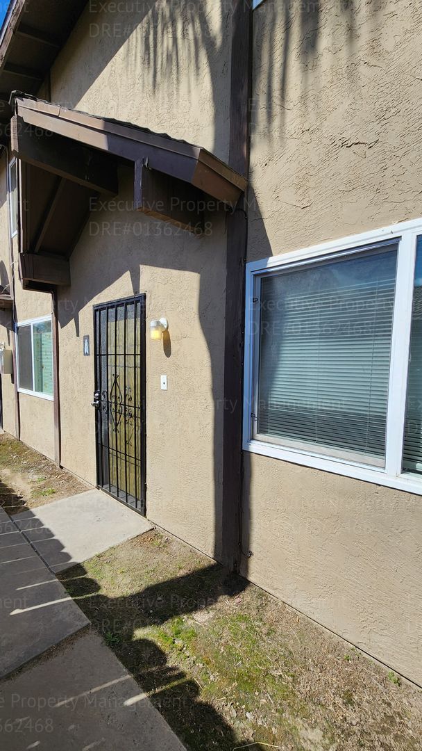 Foto del edificio - 2 bedroom, 1.5 bathroom townhome located near schools, shopping, restaurants, & Kern Medical Hosp...