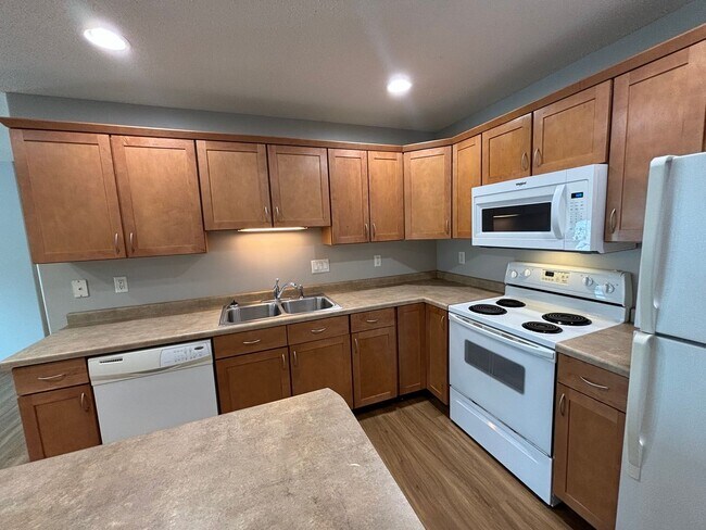 Building Photo - MOVE IN TODAY - 4 bdrm/3 bath Townhome for...