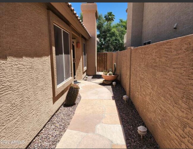Foto del edificio - 1075 N Saguaro St