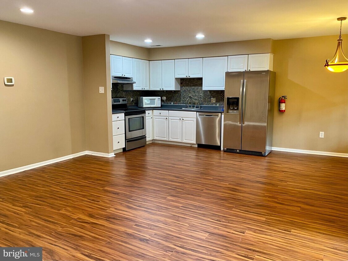 1 Summit Ct, Evesham, NJ 08053 Room for Rent in Evesham, NJ