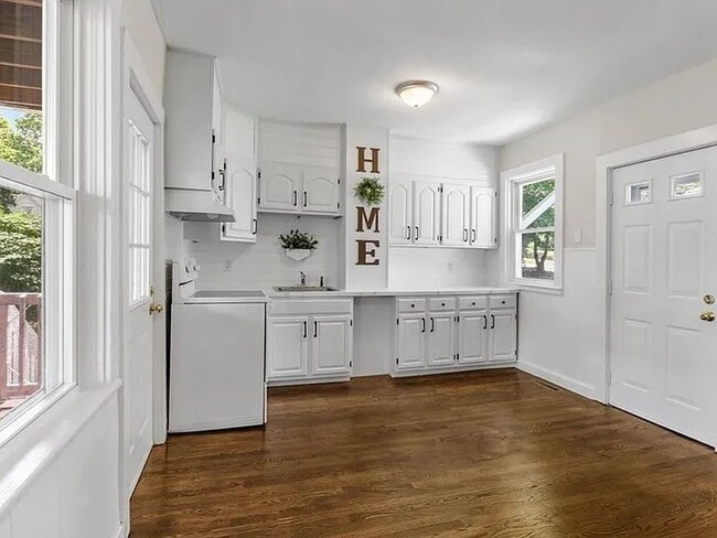 Building Photo - Available April 15th! Spacious 3 BED 1 BATH in Quiet Weymouth neighborhood.