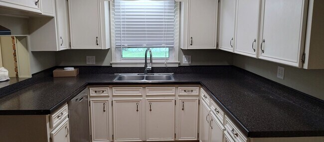 Building Photo - Home for Lease in Jennings
