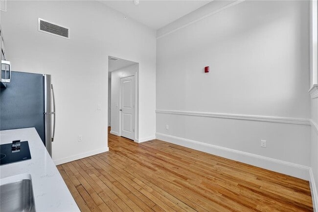 Foto del edificio - 1624 Lonsdale Ave