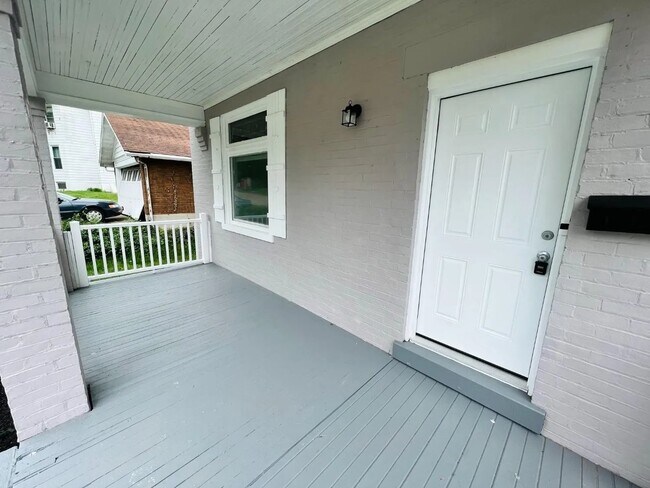 Building Photo - 3915 Lovell Ave