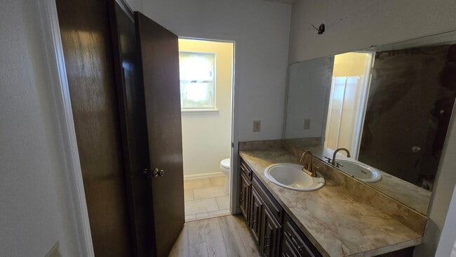 Building Photo - 2504 E 19th St