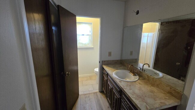 Foto del edificio - 2504 E 19th St