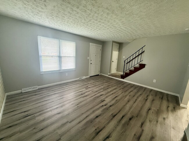 Building Photo - 5584 Chatford Dr