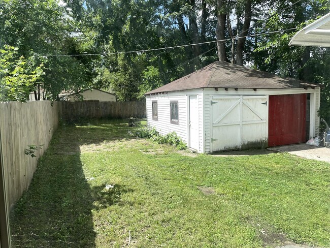 Building Photo - 1504 E Meyers Ave