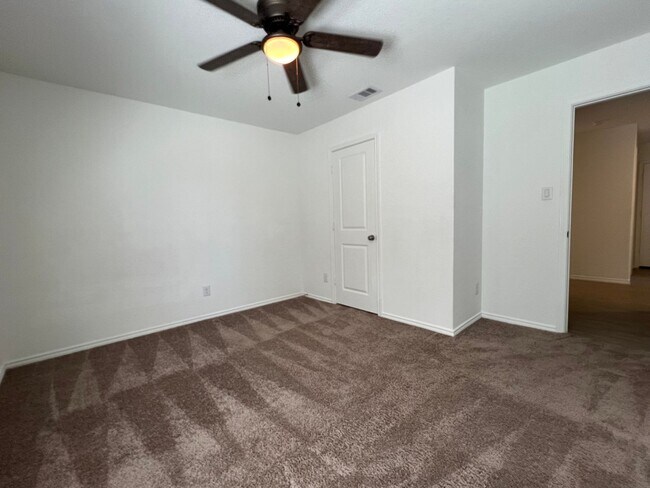 Foto del edificio - NEWER 4BDRM HOME IN LONDON ISD!