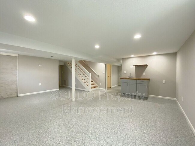 Building Photo - 5320 W 71st St