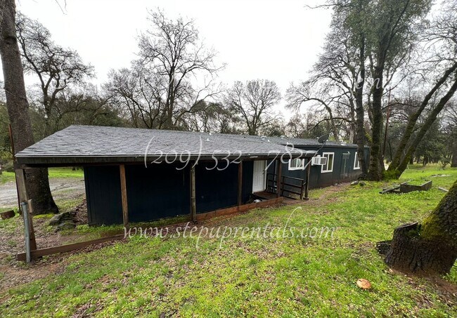 Building Photo - Spacious 3 Bedroom 2 Bathroom Home w/ Wate...