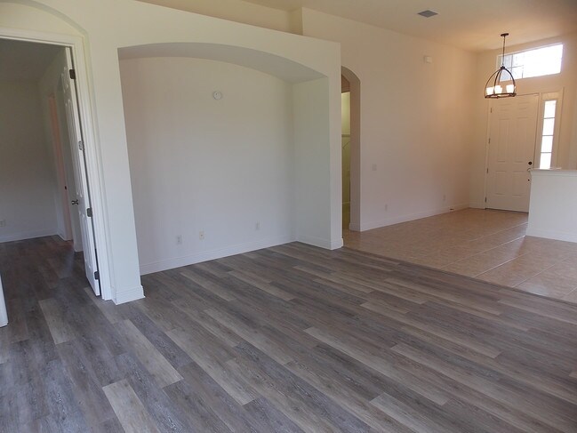 Building Photo - 1609 W Caroline Path