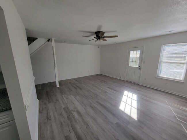 Building Photo - 1550 Fairfax Dr