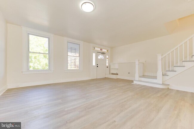 Building Photo - 321 E University Pkwy