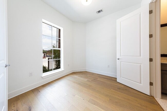 Foto del edificio - 1201 Shore District Dr