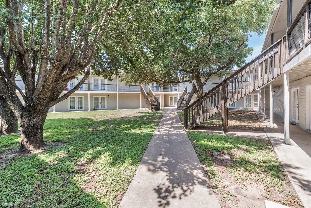 Primary Photo - 3900 Old College Rd