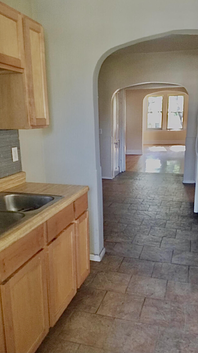 Apartment - 1525 N Artesian Ave