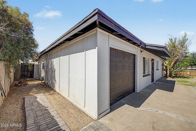 Building Photo - 3143 W Glendale Ave