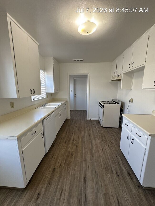 Foto del edificio - 700-710 E Tulare Ave