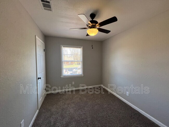 Foto del edificio - 4613 Newton Dr