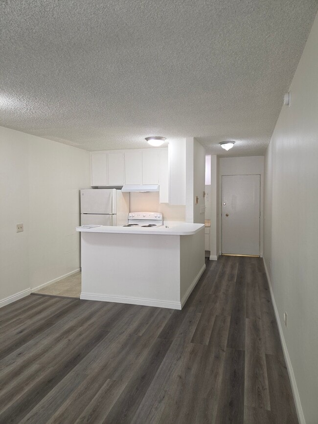 Building Photo - 160 S El Molino Ave