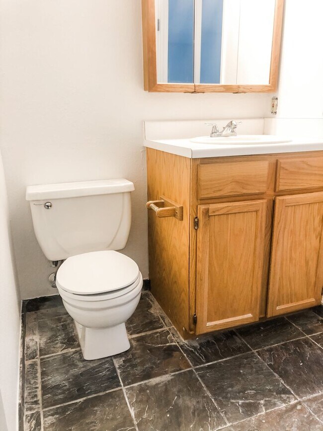 Foto del edificio - 2 Bedroom Condo Available for Lease--Great Location! $500 off First Months Rent!!