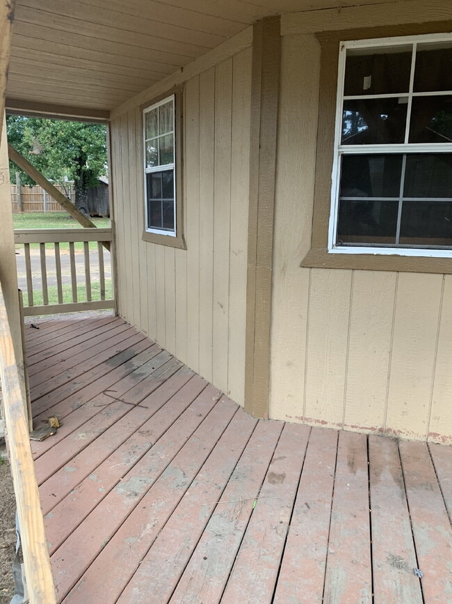 Building Photo - Cozy 800 Sq Ft Retreat: Your 1-Bedroom Oas...