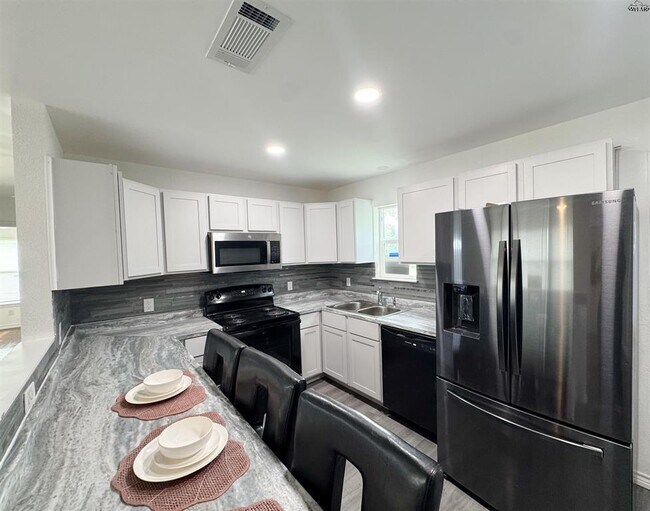 Building Photo - 406 2nd St