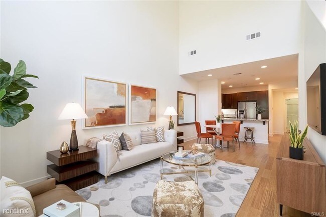 Building Photo - 3 br, 3 bath Townhome - 21 Soho
