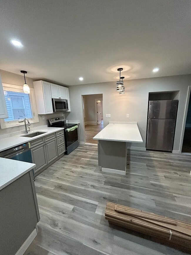 Building Photo - 13 Gladstone St