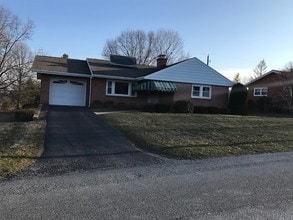 Building Photo - 135 Grandview Dr