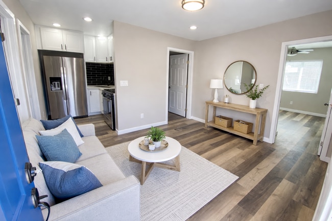 Building Photo - 3BD/1BA with beautiful yard!