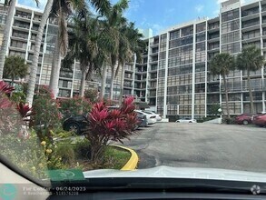 Building Photo - 200 Leslie Dr