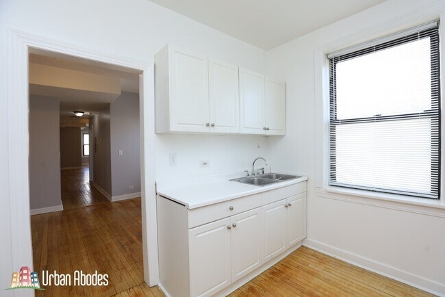 Building Photo - 2407 W Wilson Ave