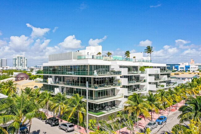 Building Photo - 300 Collins Ave