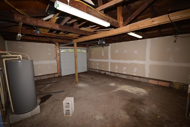 Building Photo - 3527 Rockwood Dr