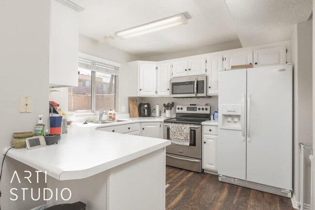 Building Photo - Updated townhome in great location!