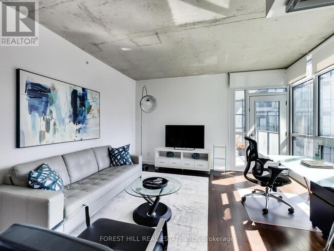 Building Photo - 210 Simcoe St