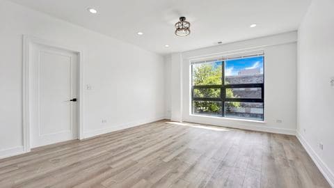Building Photo - 4350 W Lawrence Ave