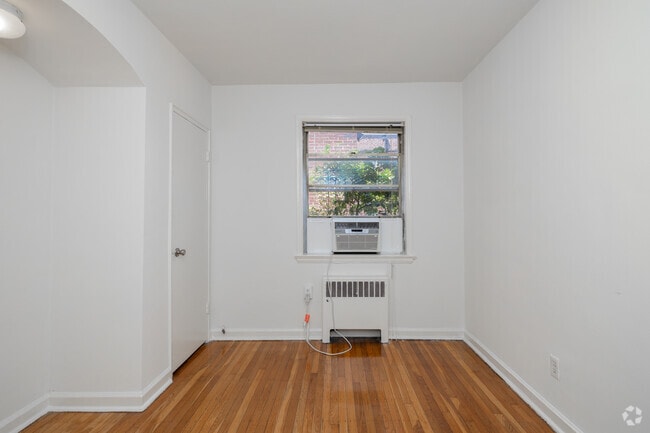 2BR, 1 BA - 791SF - Bedroom - Llanberris