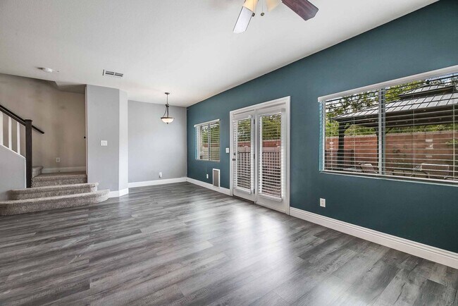 Building Photo - Stunning 2 Bedroom gem!