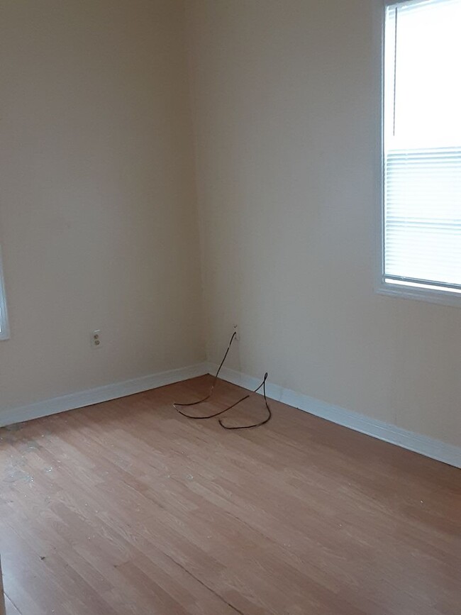 Building Photo - 3 Bedroom home central air and heat