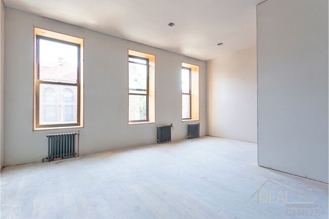 Foto del edificio - 829 Greene Avenue #TownhouseR